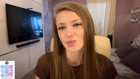 Snapshot of heart_petal chatting on 11.27.25 Mona online show from 11.27.25