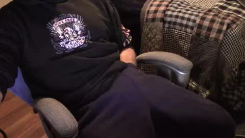 Snapshot of heavilyhung chatting on 11.08.25 John online show from 11.08.25