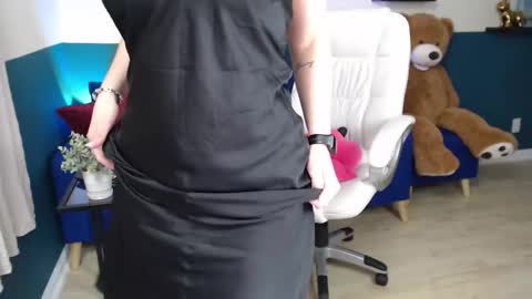 hebelongs2her online show from 11.06.25