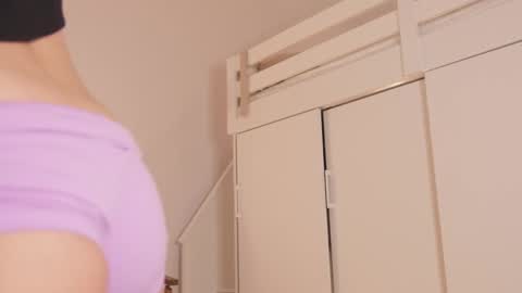 Snapshot of hee_jeen chatting on 12.20.24 Jeen online show from 12.20.24