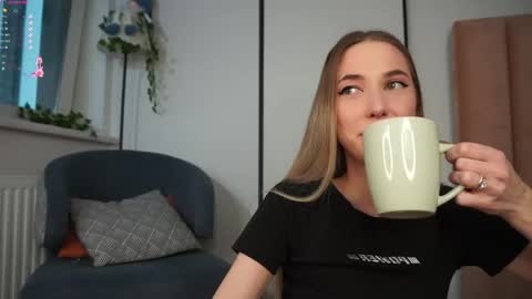 Snapshot of heidas_passion chatting on 11.29.25 Heida online show from 11.29.25