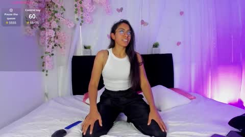 Snapshot of heidi_feuer chatting on 09.29.25 heidi_feuer online show from 09.29.25