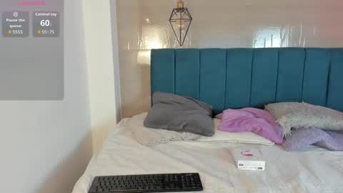Snapshot of heidi_feuer chatting on 10.07.25 heidi_feuer online show from 10.07.25