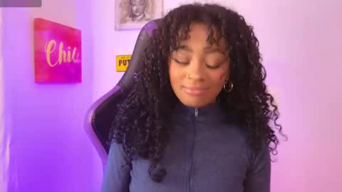 Snapshot of heily_fox chatting on 01.30.25 HEILY online show from 01.30.25