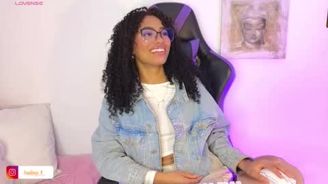 Snapshot of heily_fox chatting on 02.26.25 HEILY online show from 02.26.25