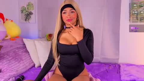 Snapshot of heily_fox chatting on 11.15.25 HEILY online show from 11.15.25