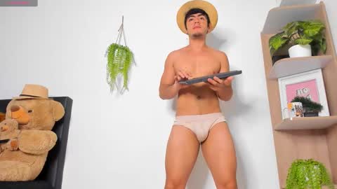 Snapshot of heliosboy_ chatting on 11.24.25 alan y zack online show from 11.24.25