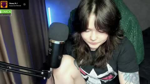 Snapshot of hell_hotline chatting on 05.30.26 Red online show from 05.30.26