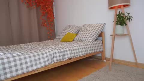 Snapshot of hello_taya chatting on 10.06.25 Taya online show from 10.06.25