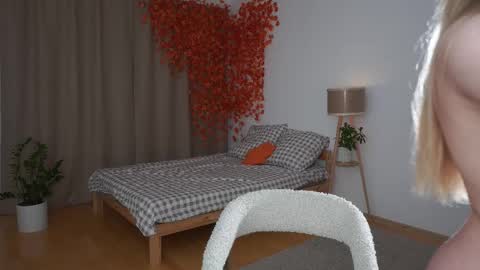 Snapshot of hello_taya chatting on 10.08.25 Taya online show from 10.08.25