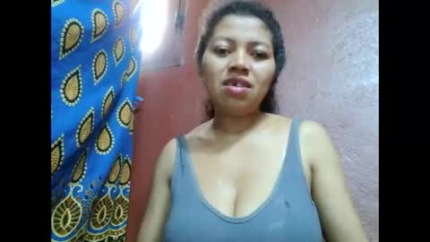 Snapshot of henitsaldy chatting on 10.05.25 henitsaldy online show from 10.05.25