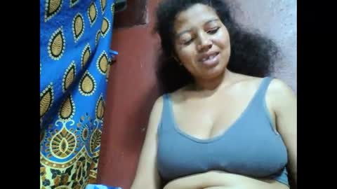 Snapshot of henitsaldy chatting on 10.05.25 henitsaldy online show from 10.05.25