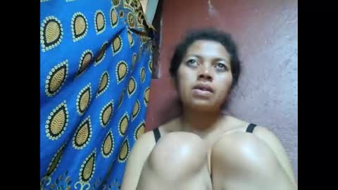 Snapshot of henitsaldy chatting on 10.11.25 henitsaldy online show from 10.11.25