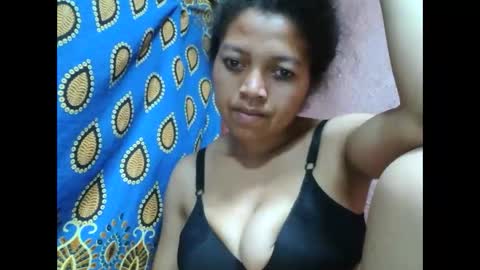 Snapshot of henitsaldy chatting on 10.11.25 henitsaldy online show from 10.11.25