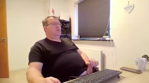 Snapshot of henrikrp1971 chatting on 12.29.24 henrikrp1971 online show from 12.29.24