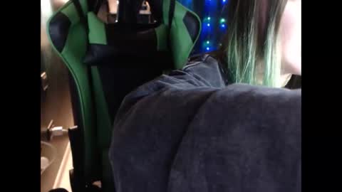 Snapshot of hentaishiing chatting on 12.22.25 Hentaishiing online show from 12.22.25