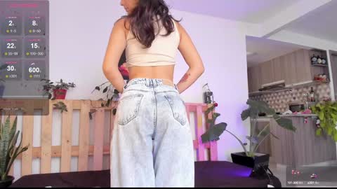 Snapshot of hera_069 chatting on 12.23.24 Hello I am Valentina independent Colombian model I love sensuality and pleasure welcome online show from 12.23.24