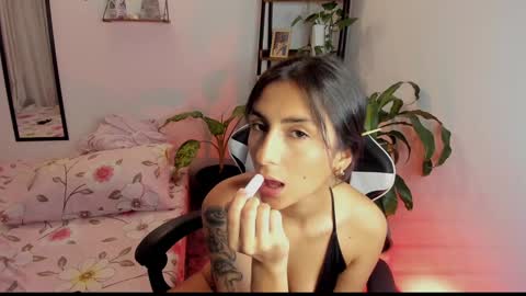 Snapshot of hera_069 chatting on 02.01.25 Hello I am Valentina independent Colombian model I love sensuality and pleasure welcome online show from 02.01.25