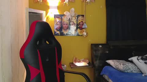 Snapshot of hera_divine chatting on 01.04.25 HERA online show from 01.04.25