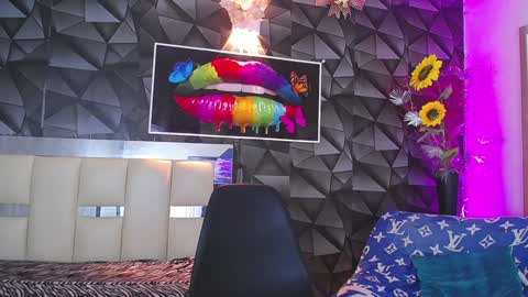 Snapshot of hera_divine chatting on 01.05.25 HERA online show from 01.05.25