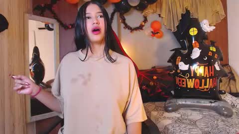 Snapshot of hera_divine chatting on 10.21.25 HERA online show from 10.21.25