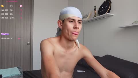 Snapshot of hey_cesard chatting on 02.08.25 hey_cesard online show from 02.08.25