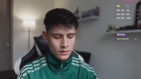 Snapshot of hey_cesard chatting on 09.19.25 hey_cesard online show from 09.19.25