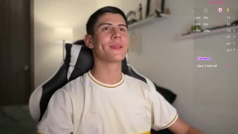 Snapshot of hey_cesard chatting on 10.16.25 hey_cesard online show from 10.16.25