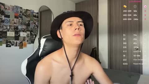 Snapshot of hey_cesard chatting on 10.21.25 hey_cesard online show from 10.21.25