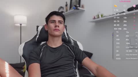 Snapshot of hey_cesard chatting on 10.28.25 hey_cesard online show from 10.28.25