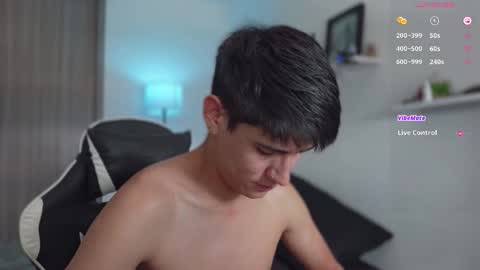 Snapshot of hey_cesard chatting on 11.04.25 hey_cesard online show from 11.04.25