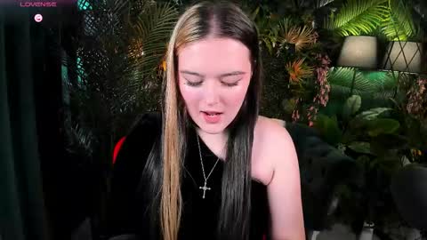 Snapshot of heymarybaby chatting on 09.22.25 Amazing Mary online show from 09.22.25