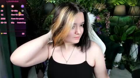 Snapshot of heymarybaby chatting on 11.11.25 Amazing Mary online show from 11.11.25