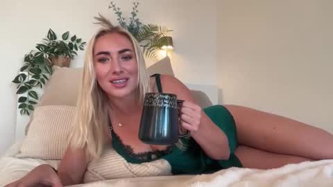 Snapshot of heyskylar chatting on 10.02.25 Skylar online show from 10.02.25