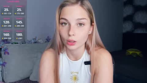 Snapshot of hidden_charm chatting on 10.07.25 Elizabeth online show from 10.07.25