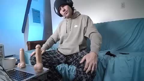 Snapshot of hippiezen chatting on 02.08.25 Hippie Jijm online show from 02.08.25