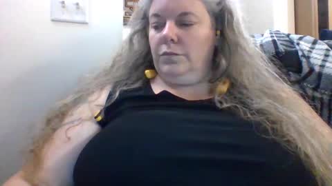 hippysnewhere online show from 06.04.26