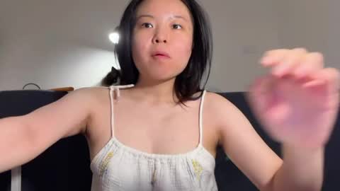 Snapshot of hola_sunflower chatting on 04.19.26 amy online show from 04.19.26
