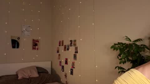 Moni Monica online show from 10.17.25