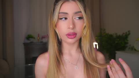 Snapshot of holayoula chatting on 04.22.26 Moni Monica online show from 04.22.26