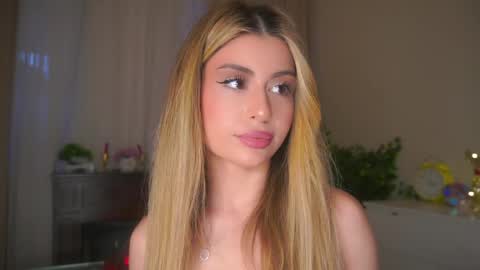 Snapshot of holayoula chatting on 04.24.26 Moni Monica online show from 04.24.26