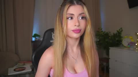Snapshot of holayoula chatting on 05.24.26 Moni Monica online show from 05.24.26