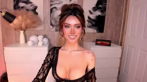 Snapshot of holee_laura chatting on 07.04.26 Ms. Laura online show from 07.04.26