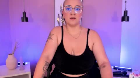 Hollie online show from 09.10.25