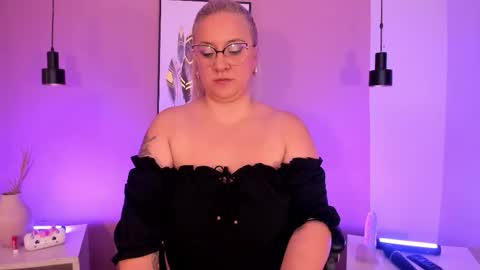 Hollie online show from 09.13.25