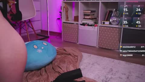 Snapshot of holliwould_ chatting on 12.07.24 Holli online show from 12.07.24