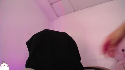 holly_16 online show from 10.15.25