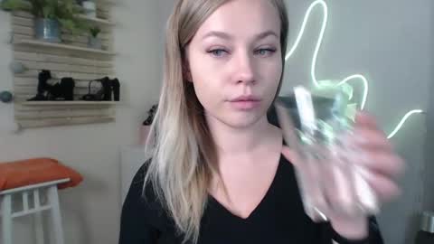 Snapshot of holly_bb95 chatting on 12.06.24 Holly online show from 12.06.24