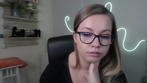 Snapshot of holly_bb95 chatting on 12.06.24 Holly online show from 12.06.24