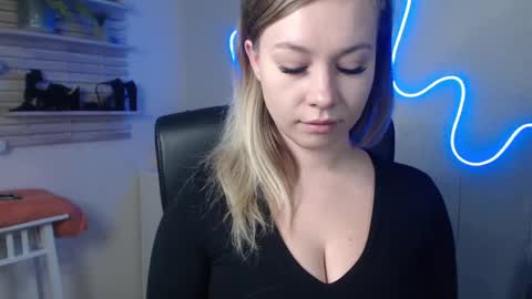 Snapshot of holly_bb95 chatting on 12.19.24 Holly online show from 12.19.24